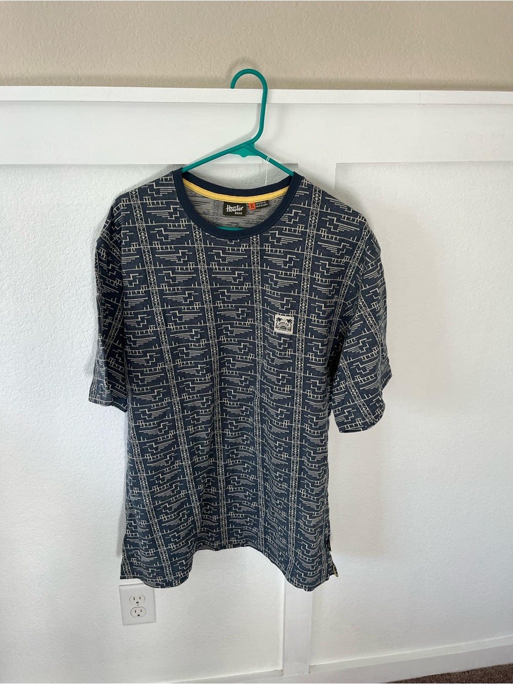 Howler Bros Men's XL T-shirt.